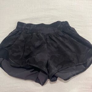 Lulu hotty hot low rise shorts 2.5”